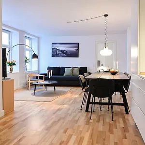 Sanders Tower - Cozy Two-bedroom In Charming Apartment